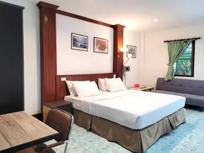 Deluxe tweepersoonskamer met uitzicht op het zwembad — Rabbit Mansion Patong Hotel