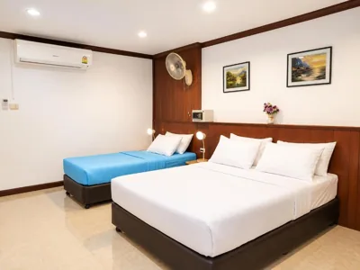 Deluxe driepersoonskamer met balkon — Rabbit Mansion Patong Hotel